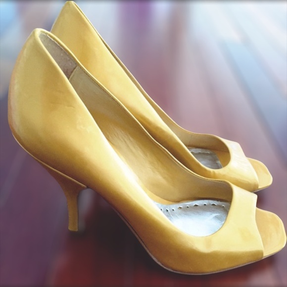 BCBGirls Shoes - EUC SIZE 7 BCBGirls Yellow Pumps